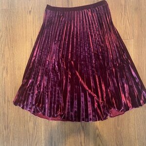 Soprano Women’s Velvet Pleated Skirt
Size: XL. | Maroon
TAGS ATTACHED